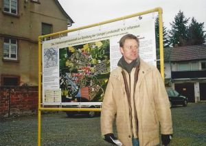 Feb. 2009 - Thomas Erdel erklärt das Banner